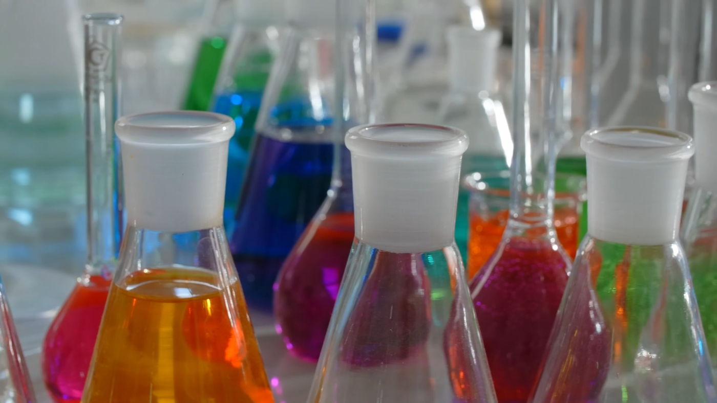 Perlengkapan laboratorium lengkap, dari praktikum sampai industri